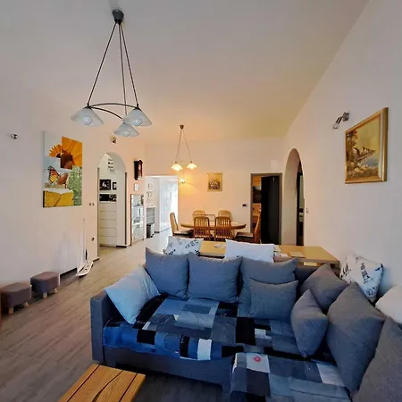 Spacious Urban Retreat With Terrace Apartmán *