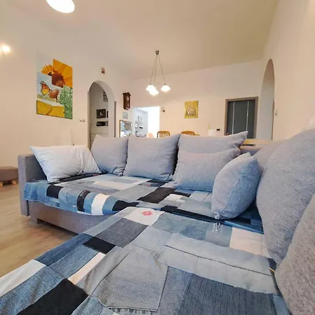 Spacious Urban Retreat With Terrace Apartmán Dajla