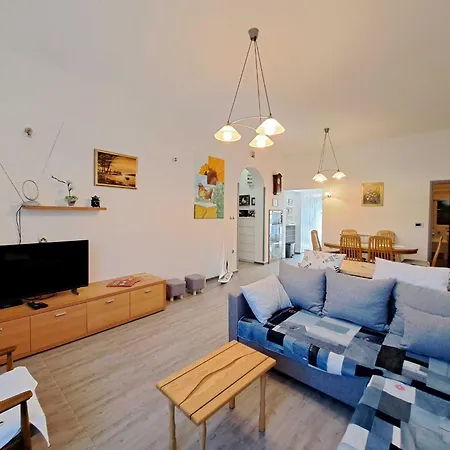 Spacious Urban Retreat With Terrace * Dajla