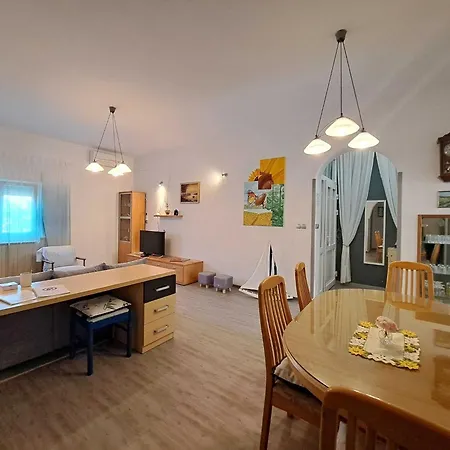 Spacious Urban Retreat With Terrace Apartmán