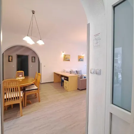 Spacious Urban Retreat With Terrace *
