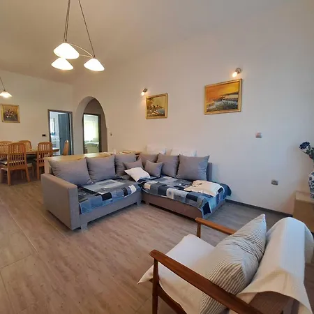 Spacious Urban Retreat With Terrace ダイラ