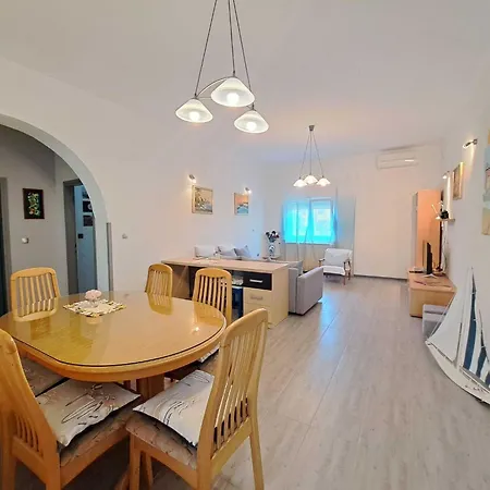アパート Spacious Urban Retreat With Terrace ダイラ