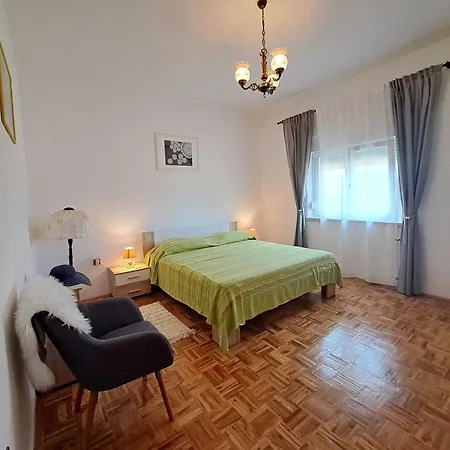 Spacious Urban Retreat With Terrace Apartmán *