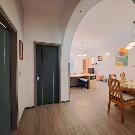 Spacious Urban Retreat With Terrace Apartmán