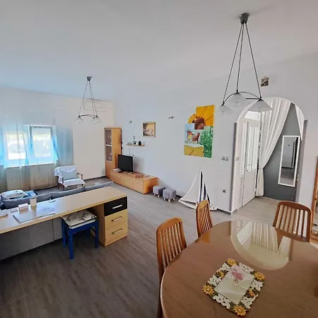 Spacious Urban Retreat With Terrace Apartmán *