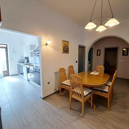Spacious Urban Retreat With Terrace * Dajla
