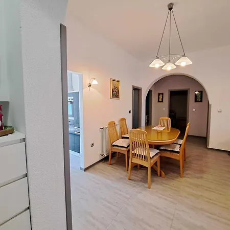 Apartament Spacious Urban Retreat With Terrace